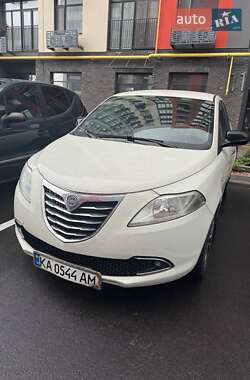 Хетчбек Lancia Ypsilon 2012 в 