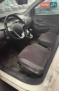Хетчбек Lancia Ypsilon 2012 в 