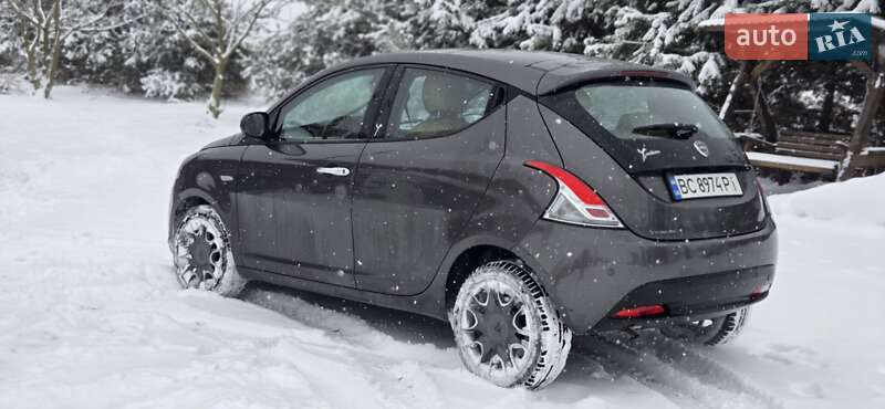 Хэтчбек Lancia Ypsilon 2012 в Дубно