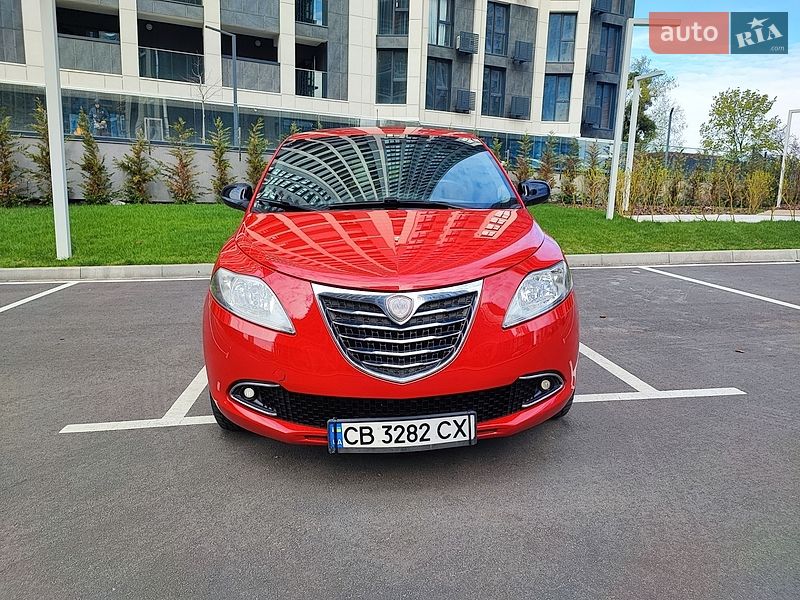 Хэтчбек Lancia Ypsilon 2012 в Киеве