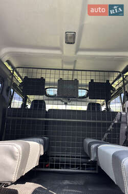 Позашляховик / Кросовер Land Rover Defender 2006 в  фото 25 Позашляховик / Кросовер Land Rover Defender 2006 в