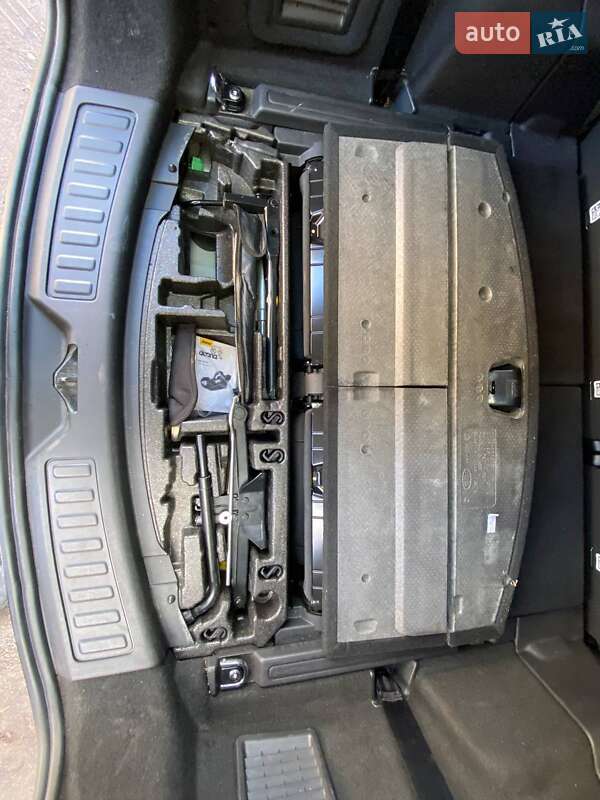 Внедорожник / Кроссовер Land Rover Discovery Sport 2015 в Киеве