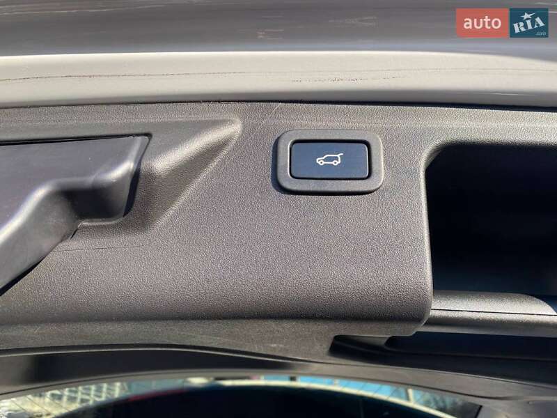 Внедорожник / Кроссовер Land Rover Discovery Sport 2017 в Киеве