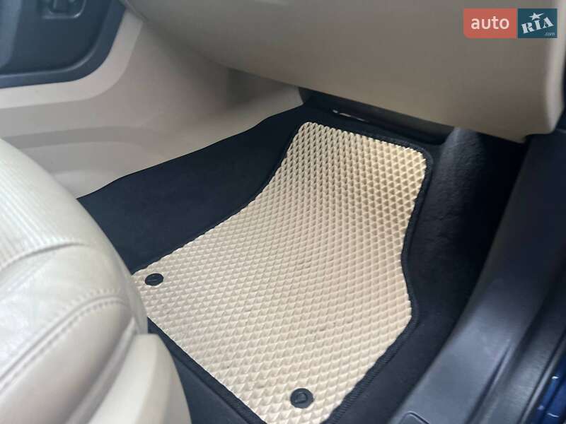 Внедорожник / Кроссовер Land Rover Discovery Sport 2015 в Полтаве