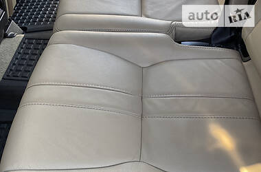 Позашляховик / Кросовер Land Rover Discovery 2012 в 