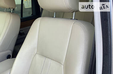 Позашляховик / Кросовер Land Rover Discovery 2012 в 