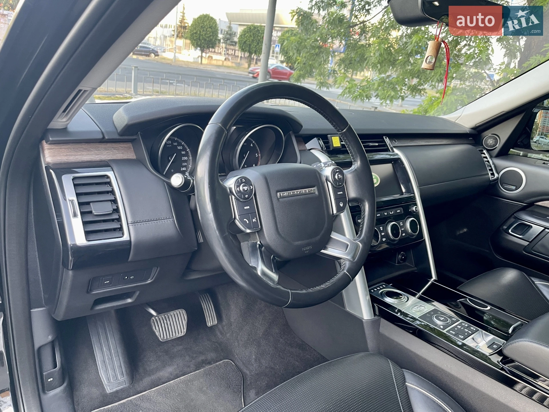 2017 Land Rover Discovery - мініатюра 25