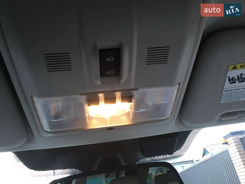 Позашляховик / Кросовер Land Rover Discovery 2015 в Кривому Розі