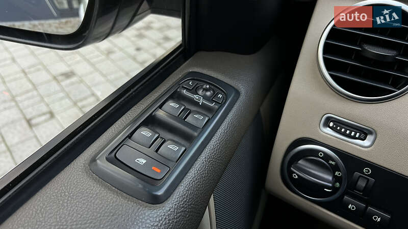 Внедорожник / Кроссовер Land Rover Discovery 2016 в Львове