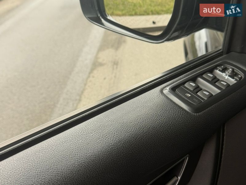 Внедорожник / Кроссовер Land Rover Discovery 2016 в Киеве