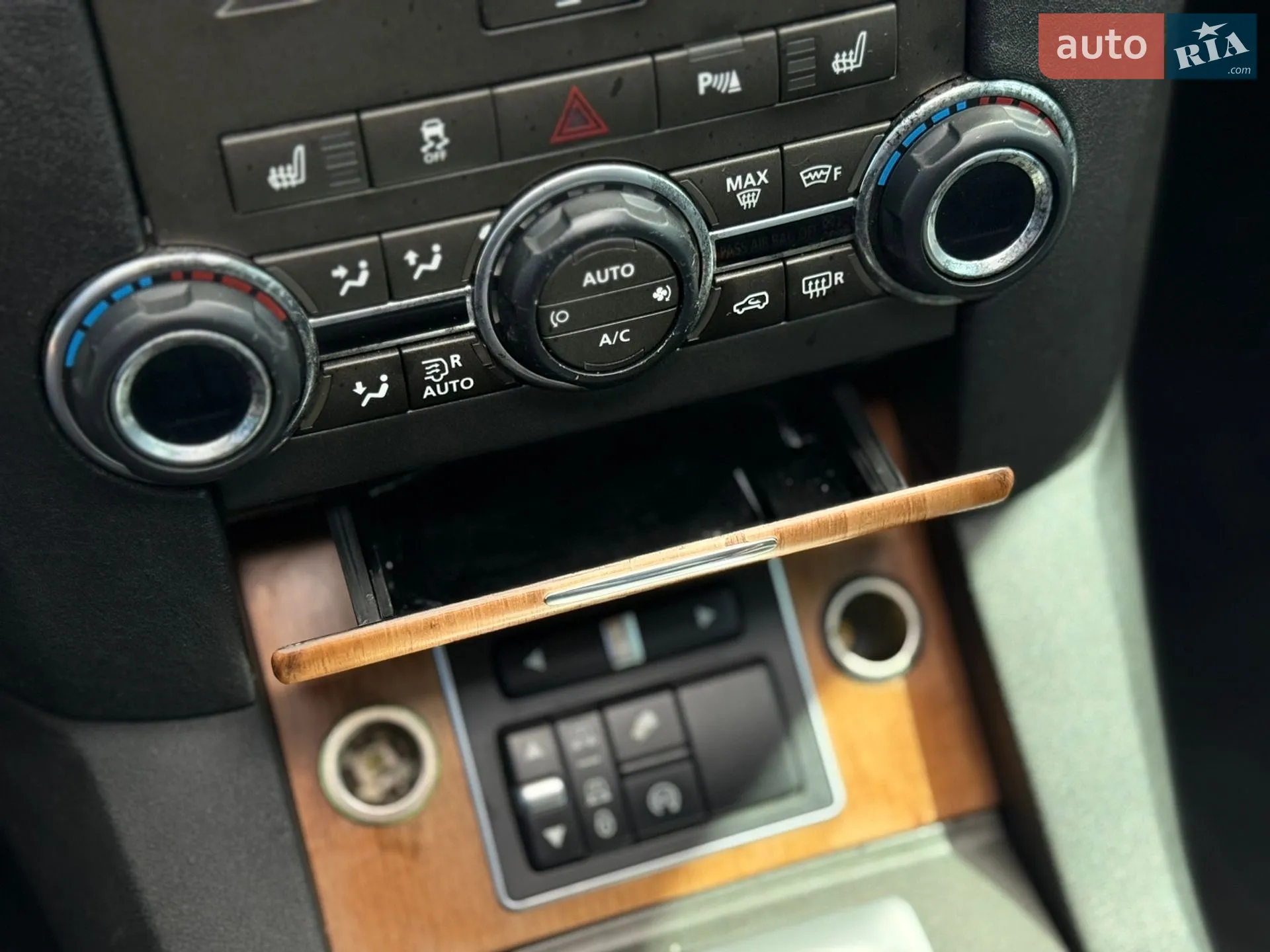 2015 Land Rover Discovery - мініатюра 148