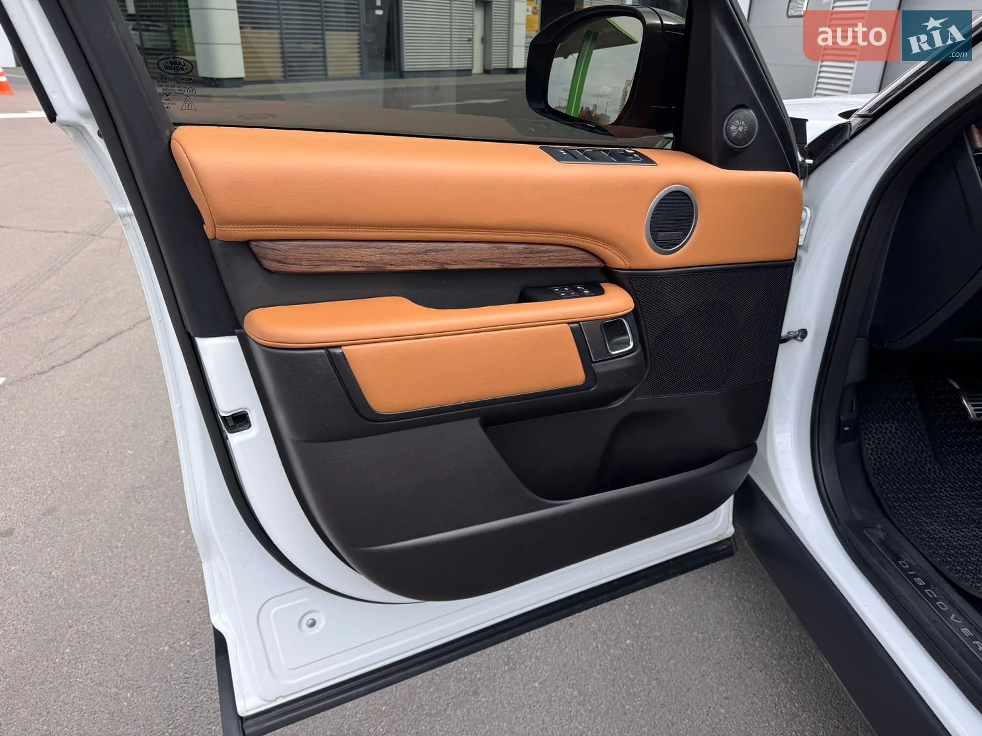 Land Rover Discovery 2017 VIN SALRRBBV6HA005509 фото оголошення 8 з 49