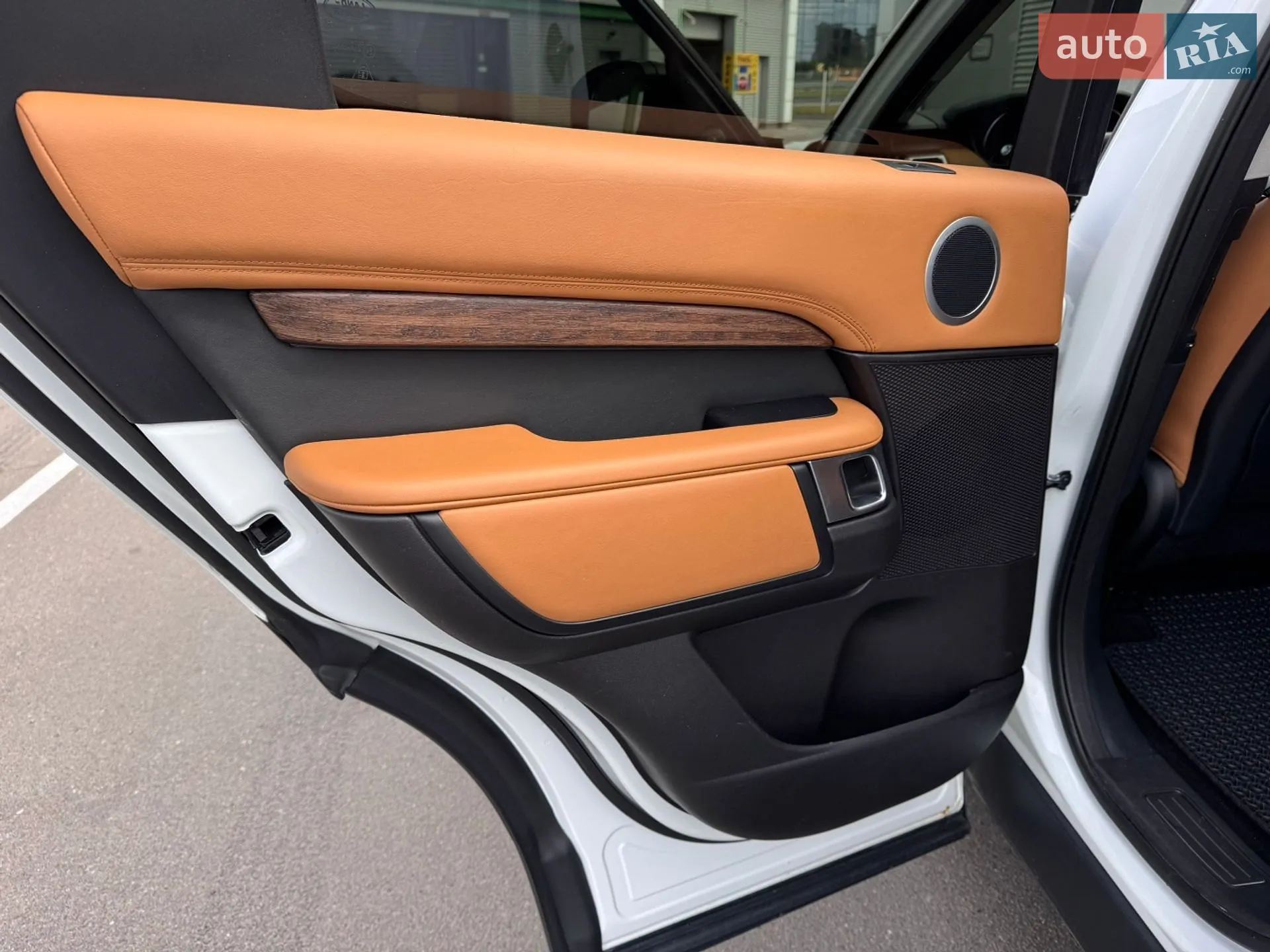 Land Rover Discovery 2017 VIN SALRRBBV6HA005509 фото оголошення 9 з 49