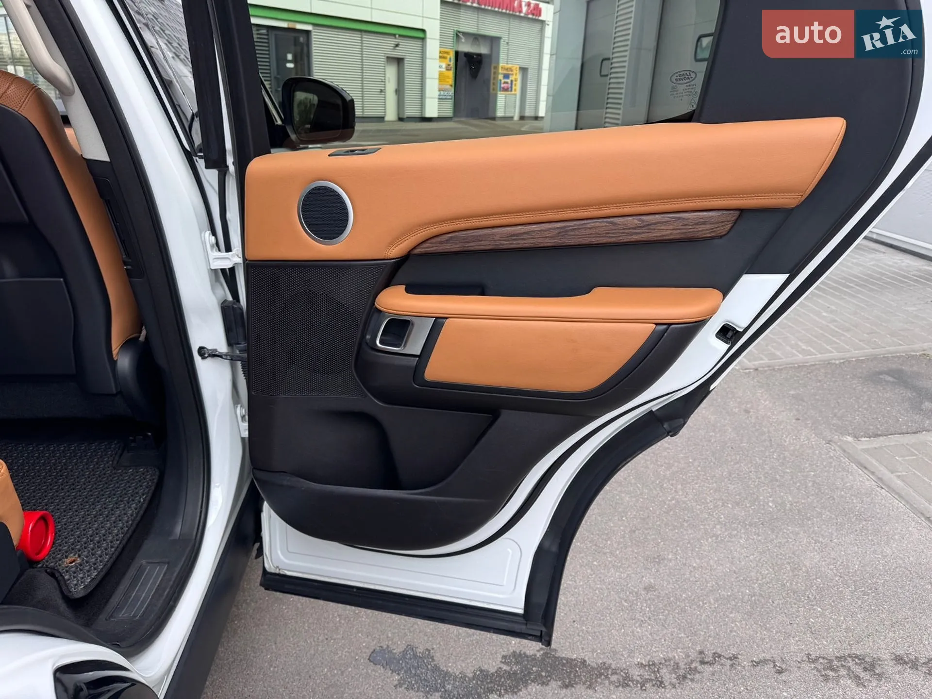 Land Rover Discovery 2017 VIN SALRRBBV6HA005509 фото оголошення 11 з 49