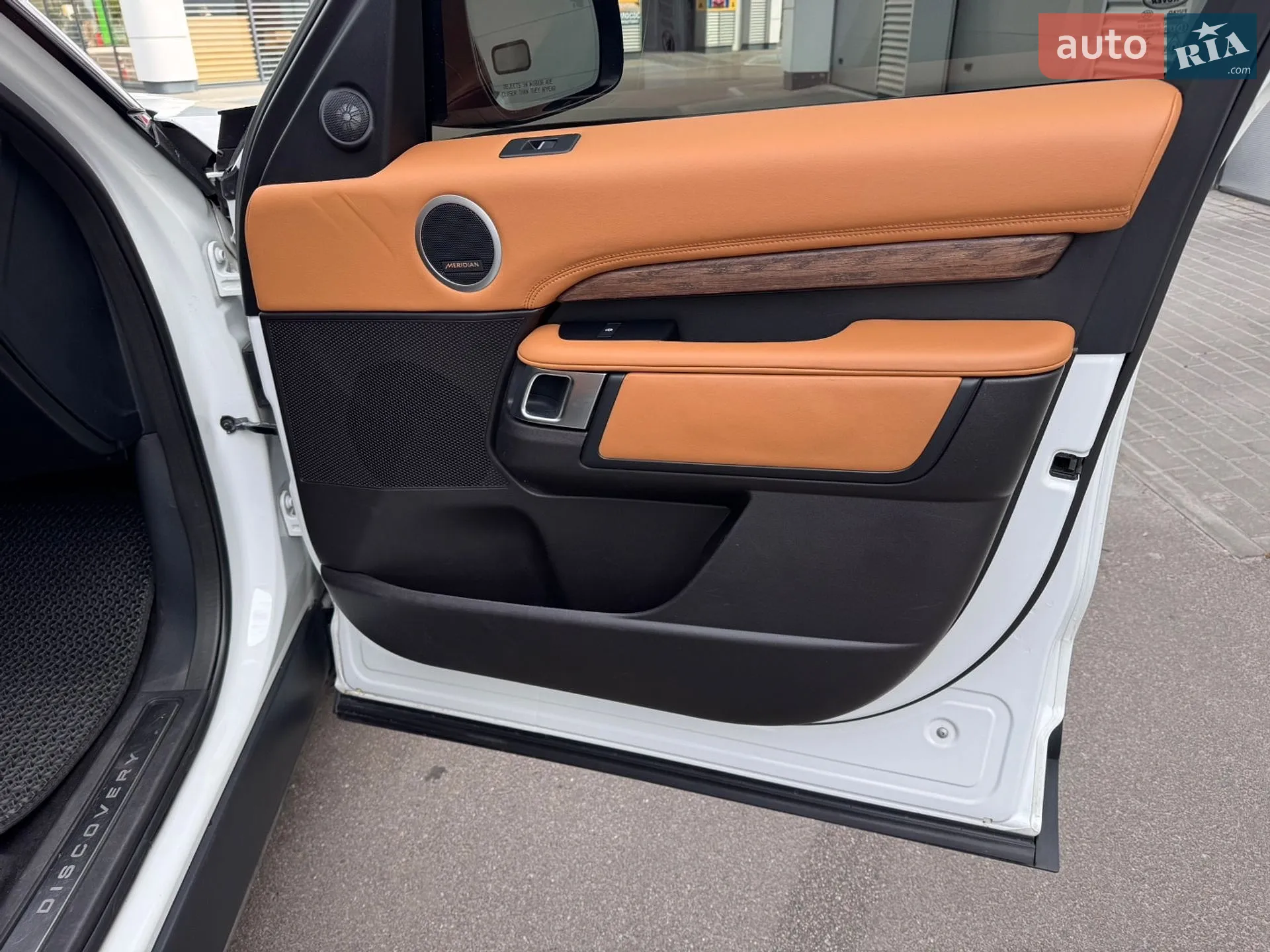 Land Rover Discovery 2017 VIN SALRRBBV6HA005509 фото оголошення 16 з 49