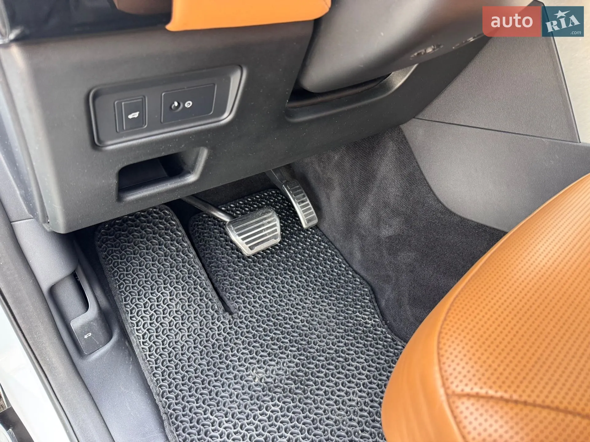 Land Rover Discovery 2017 VIN SALRRBBV6HA005509 фото оголошення 33 з 49