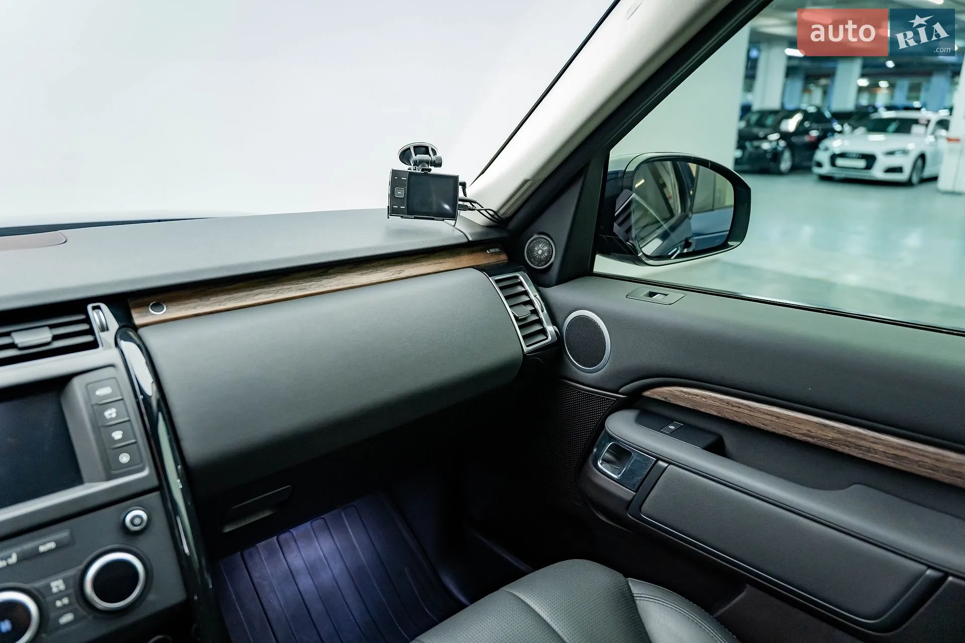 2017 Land Rover Discovery - мініатюра 24