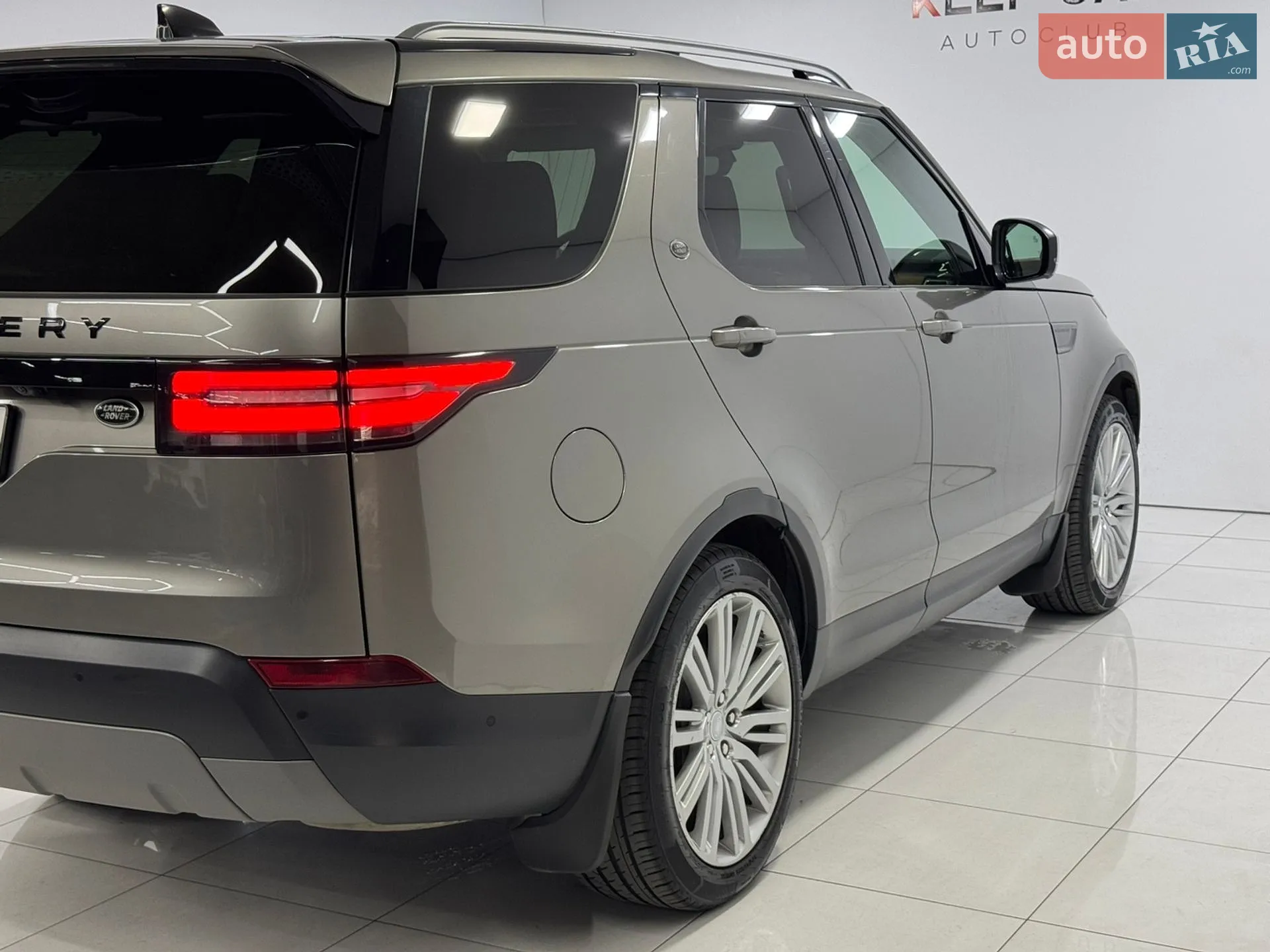 2017 Land Rover Discovery - мініатюра 17