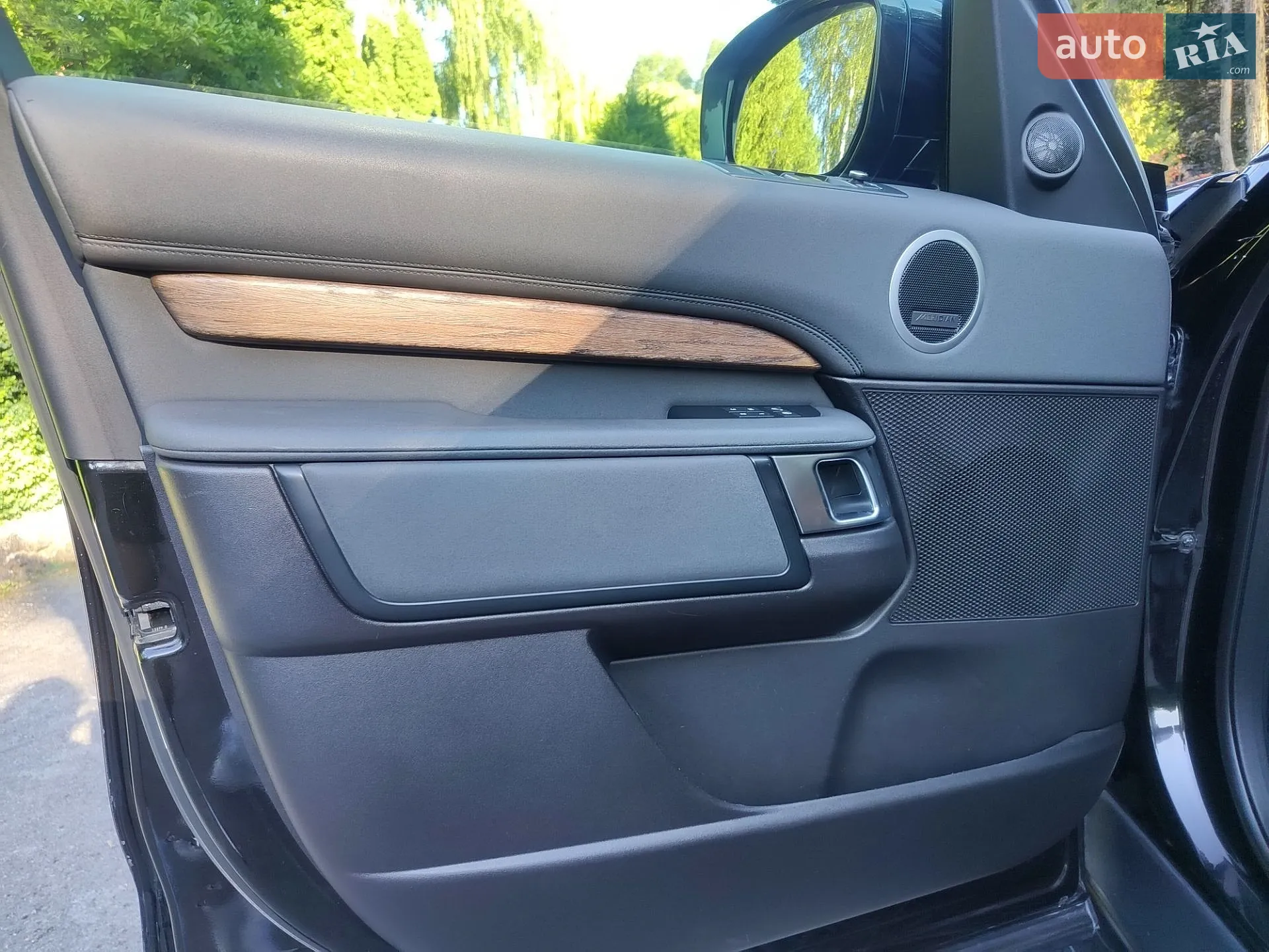 2017 Land Rover Discovery - мініатюра 30