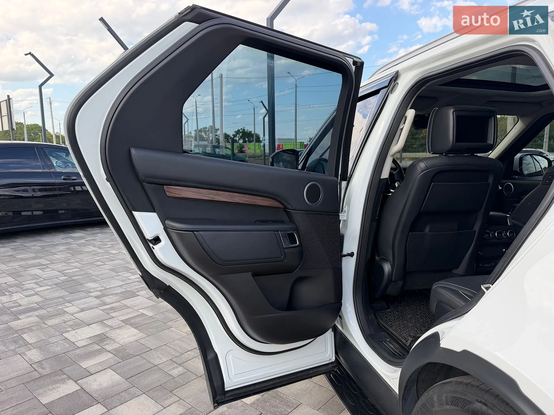 2018 Land Rover Discovery - мініатюра 27