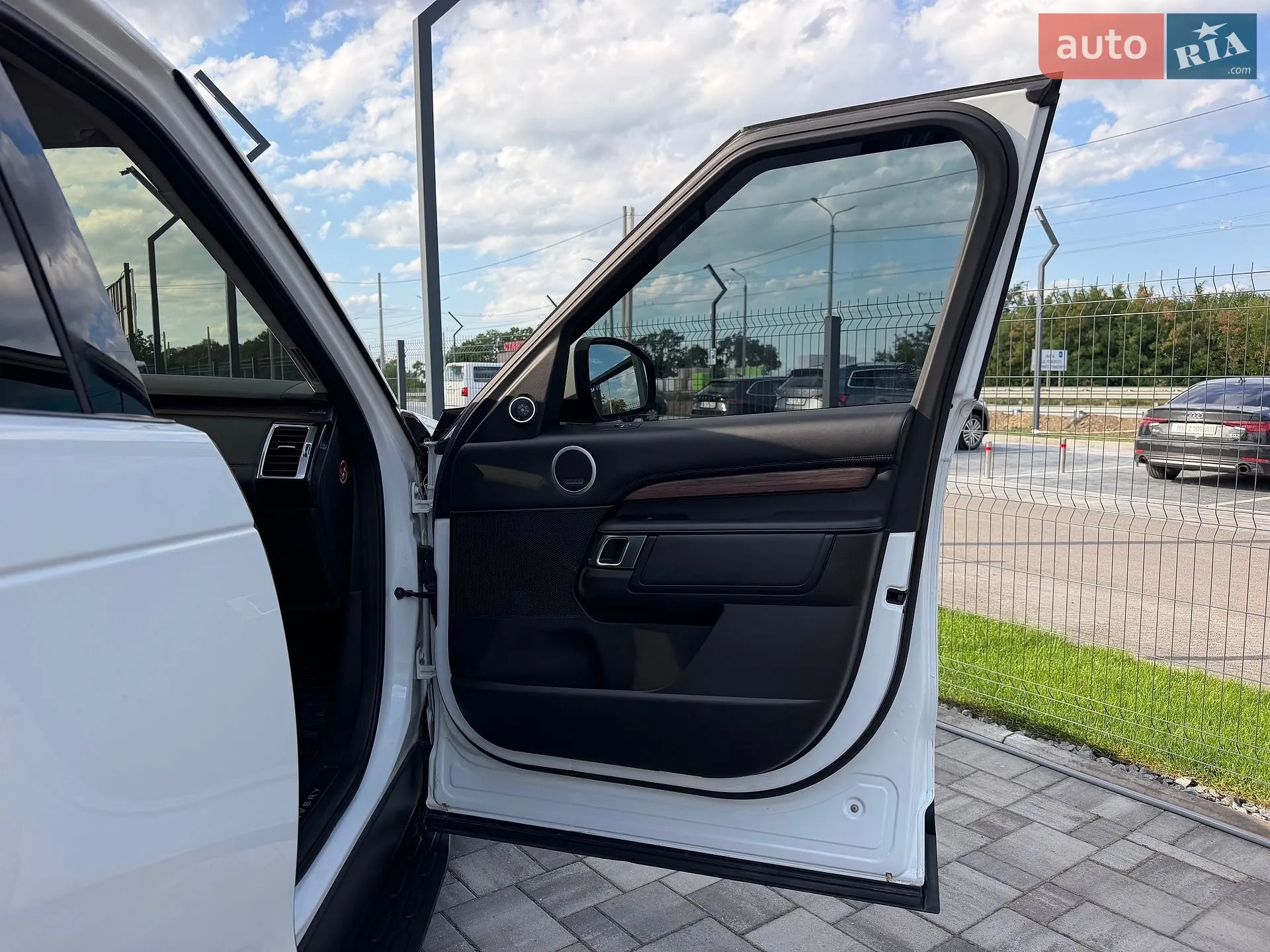 2018 Land Rover Discovery - мініатюра 36