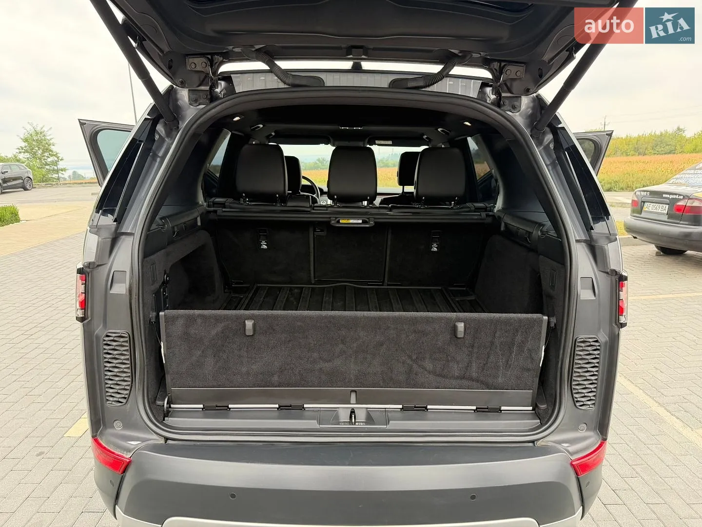 2019 Land Rover Discovery - мініатюра 25