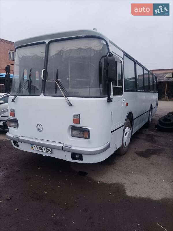 Пригородный автобус ЛАЗ 695 2000 в Ужгороде