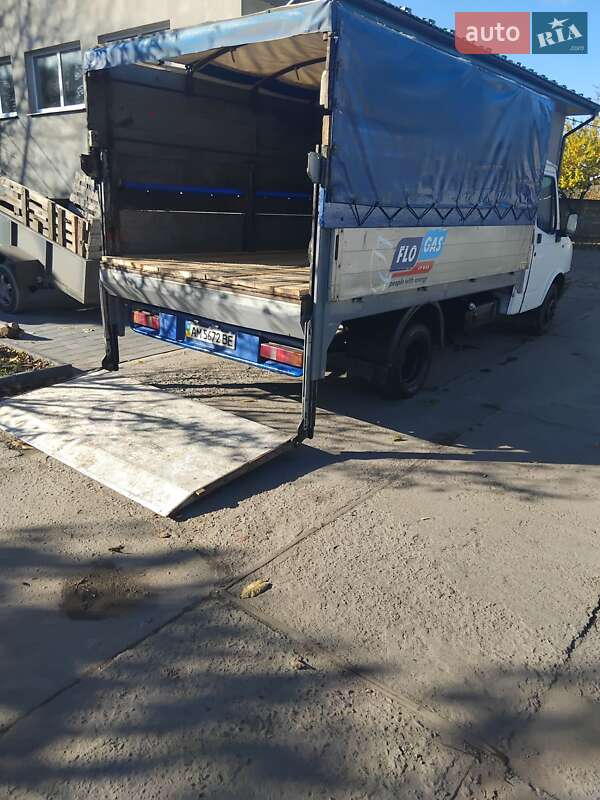 Для перевезення тварин LDV Convoy 2004 в Теофіполі