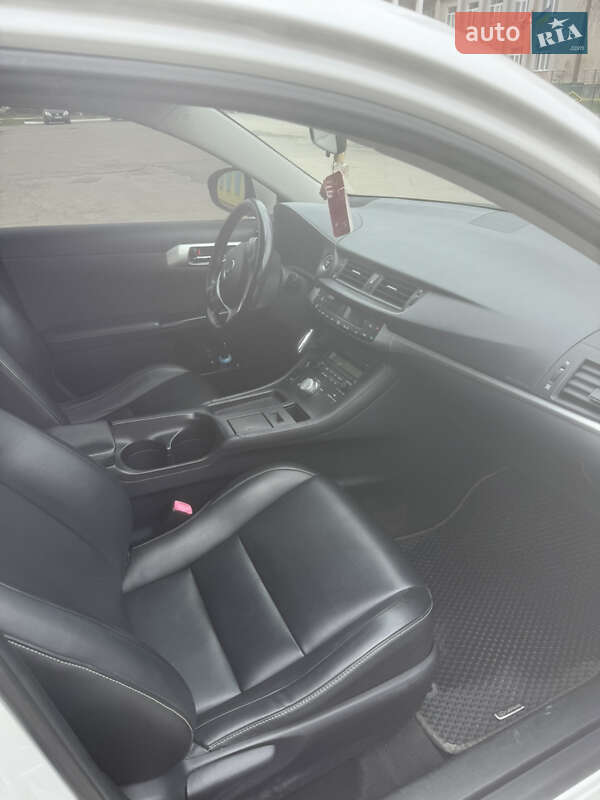 Хэтчбек Lexus CT 2011 в Волочиске