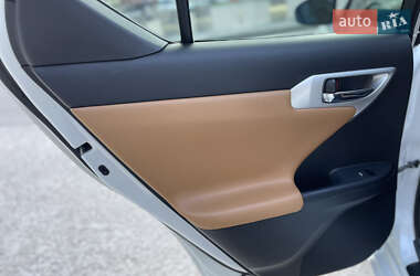 Хэтчбек Lexus CT 2012 в 