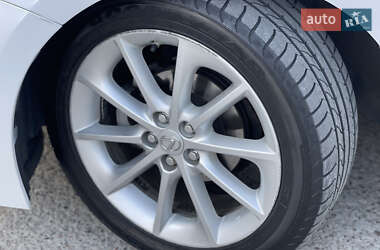 Хэтчбек Lexus CT 2012 в 