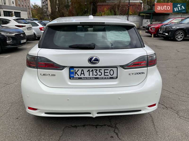 Хэтчбек Lexus CT 2011 в 