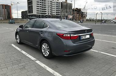 Седан Lexus ES 2013 в Львове