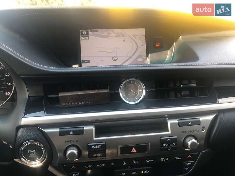 Седан Lexus ES 2015 в Львові