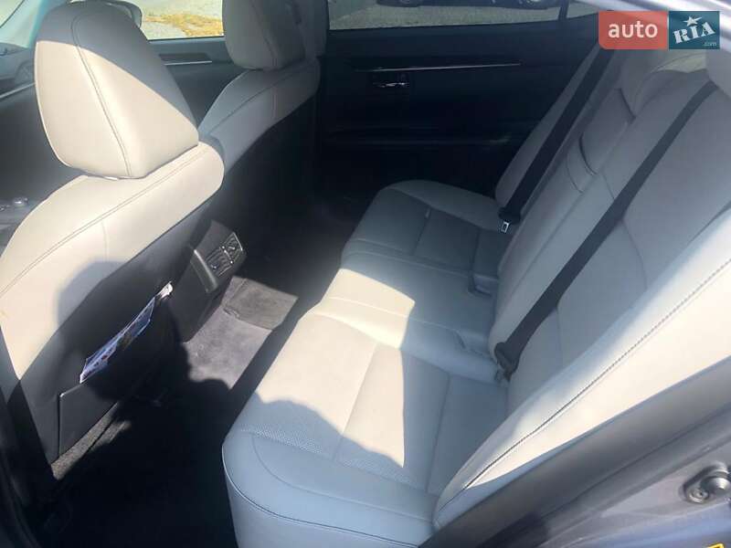 Седан Lexus ES 2015 в Львові