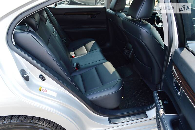 Седан Lexus ES 2016 в Одесі