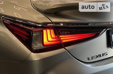 Седан Lexus ES 2018 в 