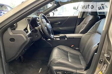 Седан Lexus ES 2018 в 