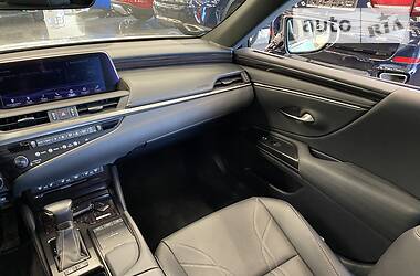 Седан Lexus ES 2018 в 