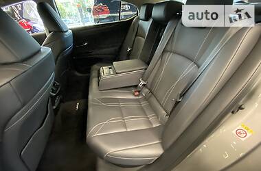 Седан Lexus ES 2018 в 