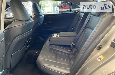 Седан Lexus ES 2018 в 