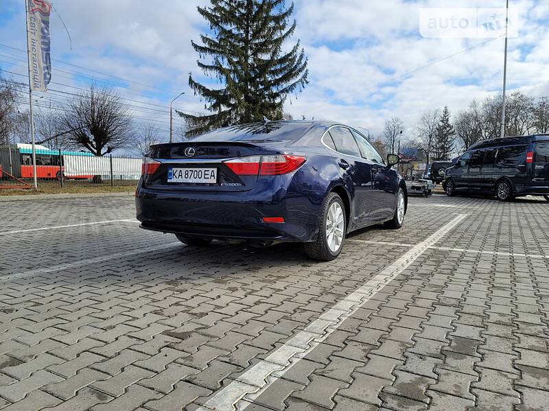 Седан Lexus ES 2014 в Черновцах