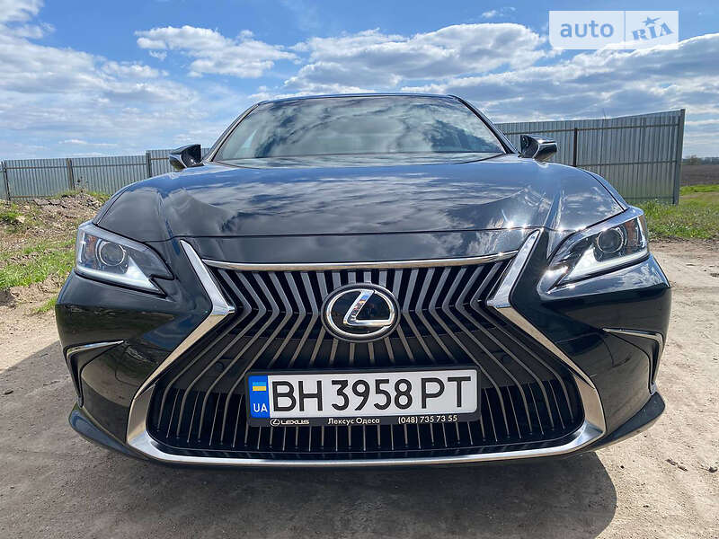 Седан Lexus ES 2019 в Киеве
