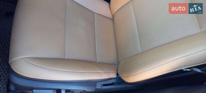 Седан Lexus ES 2016 в Ровно