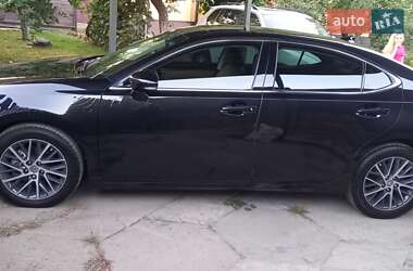 Седан Lexus ES 2016 в Рівному