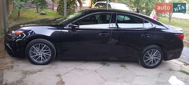 Седан Lexus ES 2016 в Ровно