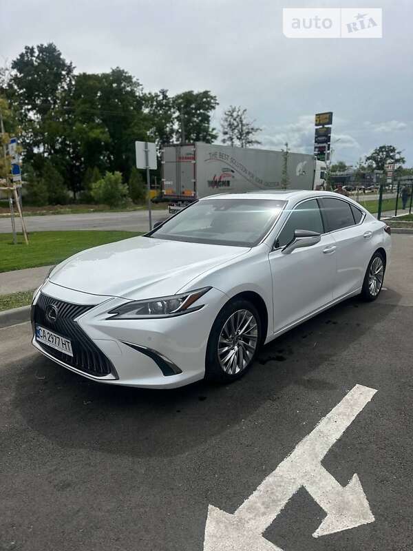 Lexus ES 2020