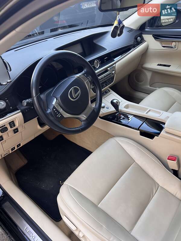 Седан Lexus ES 2014 в Львове