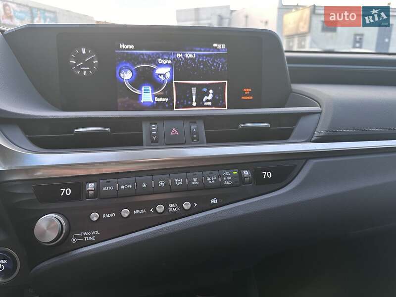 Седан Lexus ES 2020 в Павлограді