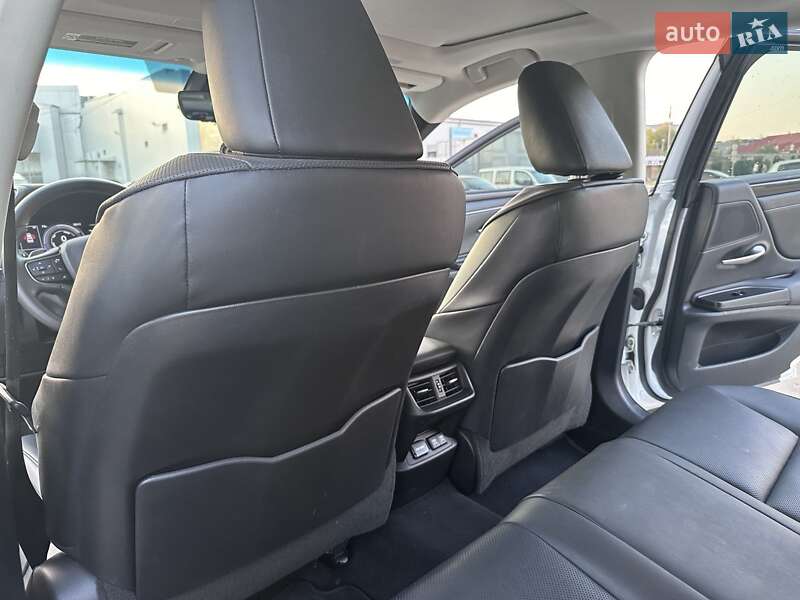 Седан Lexus ES 2020 в Павлограді